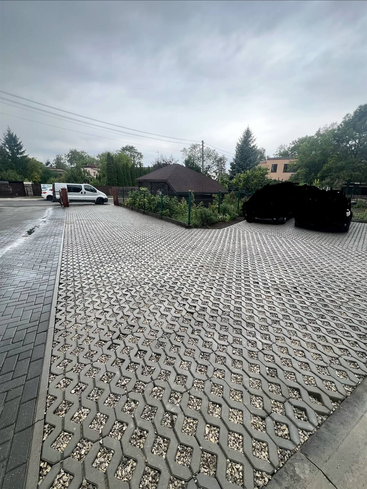 Parking z ażurowych płyt ekologicznych wysypanych grysem